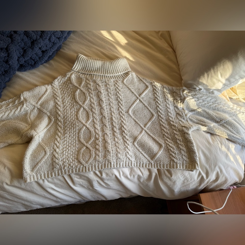 Cable Knit Cropped Sweater